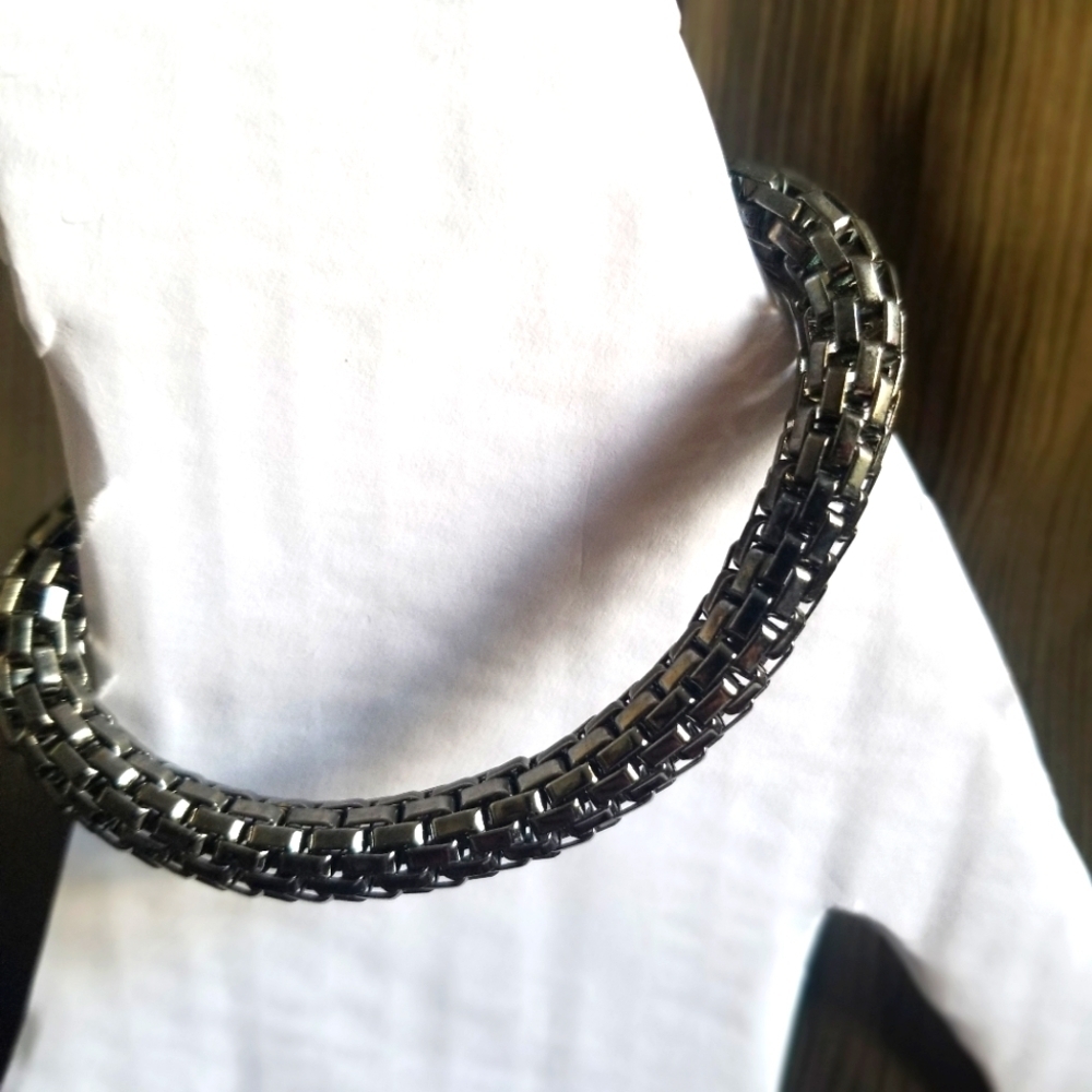 Unisex Dark Gray Chrome Coloured Metal Stretch Rounded Bracelet. EUC